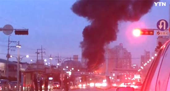석수역 인근의 공장에서 화재가 발생해 1시간 동안 열차의 운행에 차질이 빚어졌다. /YTN 영상 캡처 