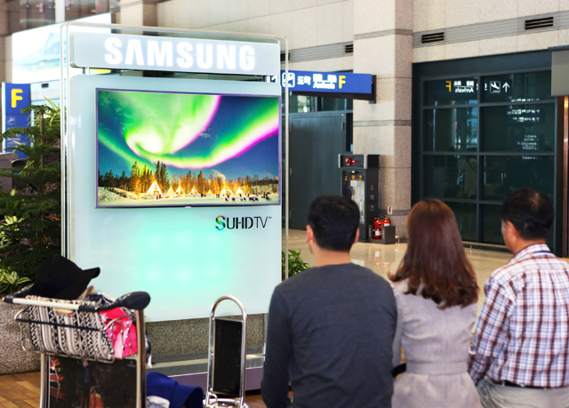 삼성전자는 인천국제공항을 시작으로 김포공항과 주요 KTX역 24곳에 설치된 243대의 LED TV를 최신 SUHD TV로 교체한다고 19일 밝혔다. /삼성전자 제공