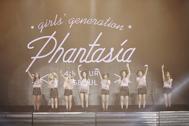 소녀시대가 네 번째 단독 콘서트 '판타지아'에서 관객들을 향해 인사를 하고 있다. 한국 걸그룹 가운데 국내에서 네 차례나 단독 콘서트를 연 건 소녀시대가 유일하다. /SM엔터테인먼트 제공