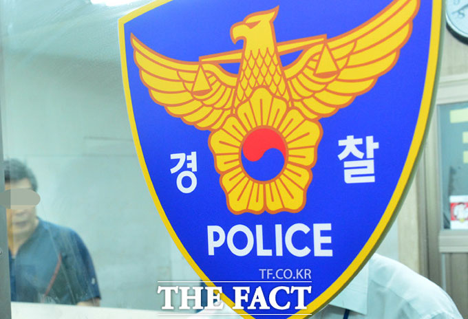 '긴급체포' 서울 서초경찰서는 지난 3일 오후 서울 방배동의 한 카페에서 칠성파 부두목 정 모(43) 씨를 범죄단체 조직 혐의 등으로 긴급체포했다고 7일 밝혔다. /더팩트DB