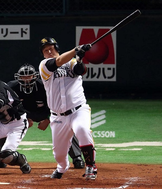'이대호 홈런' 이대호가 16일 열리고 있는 2015 일본프로야구 클라이맥스시리즈 파이널스테이지 3차전 지바 롯데전에서 3회 투런 아치를 그렸다. / 닛칸스포츠 제공