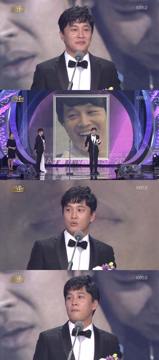 차태현, '프로듀사'로 남자 우수 연기상 수상. 그는 20년 만에 KBS에서 처음 상을 받는다고 말했다. /'2015 KBS 연기대상' 방송화면 캡처