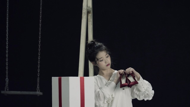아이유가 새 미니앨범 '챗셔' 수록곡 '새 신발' 티저 영상을 공개했다. 해당 영상에서 아이유는 순수한 소녀로 변신했다. /로엔트리