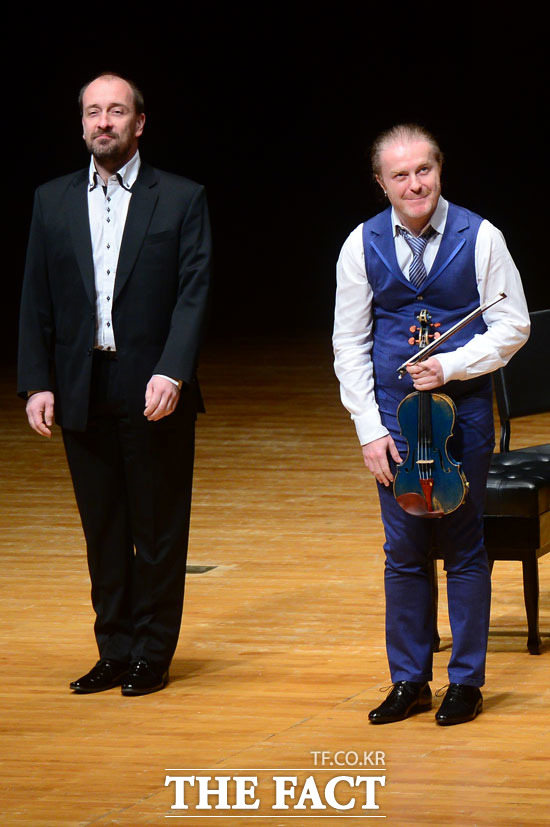 파벨 슈포르츨(오른쪽)과 페트로 지리코프스키가 관객들에게 인사를 전하고 있다.