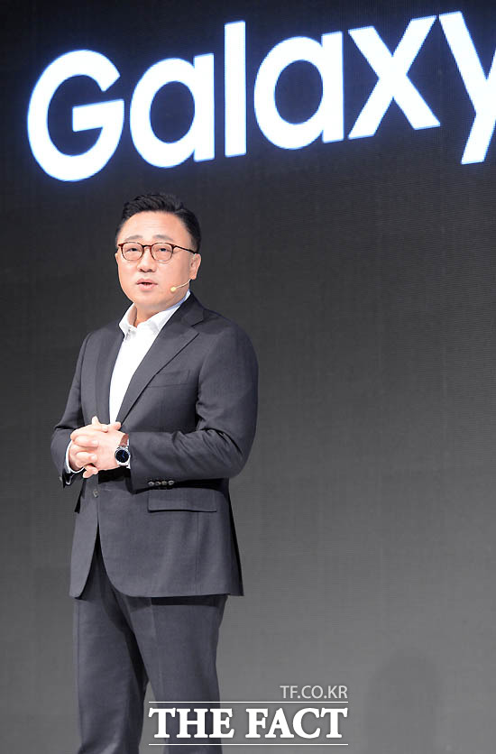 고동진 삼성전자 무선사업부 사장이 지난 3월 '갤럭시S7 미디어데이' 행사에서 신제품을 소개하고 있다. /이효균 기자