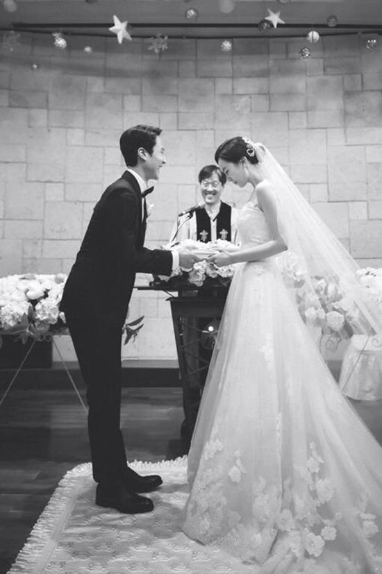 지난 1월 결혼식을 올린 정우♥김유미 부부. 김유미의 임신으로 두 사람은 예비부모가 됐다. /FNC-열음엔터테인먼트 제공