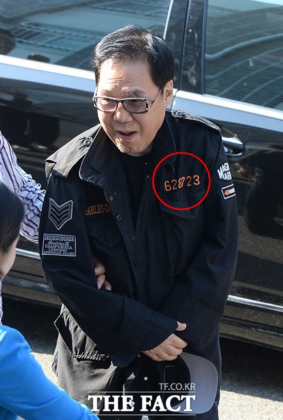 '628723' 재킷을 입은 조영남. 가수 겸 화가 조영남이 3일 오전 8시 춘천지검 속초지청에 피의자 신분으로 출석했다. /이덕인 기자