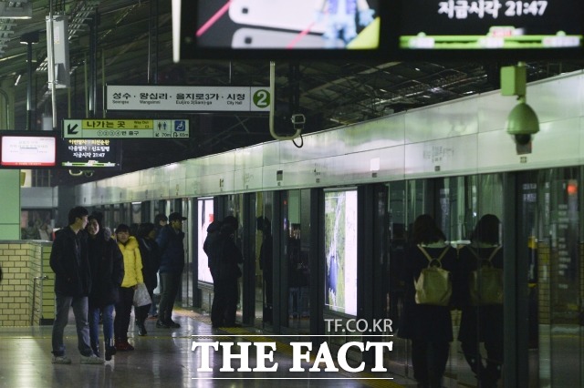 9일 오전 서울 지하철 2호선 외선순환열차가 지연 운행되면서 많은 시민이 불편을 겪었다. / 더팩트DB