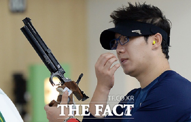 진종오 5위! 진종오가 브라질의 데오도루 올림픽 슈팅센터에서 열린 2016 리우데자네이루 올림픽 사격 남자 10m 공기 권총 결선에서 5위에 머물렀다. / 더팩트 DB