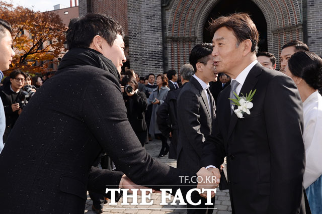 '저 왔습니다.' 배우 연정훈이 길용우의 아들 성진 씨의 결혼식에 참석해 악수를 나누고 있다. /남용희 인턴기자