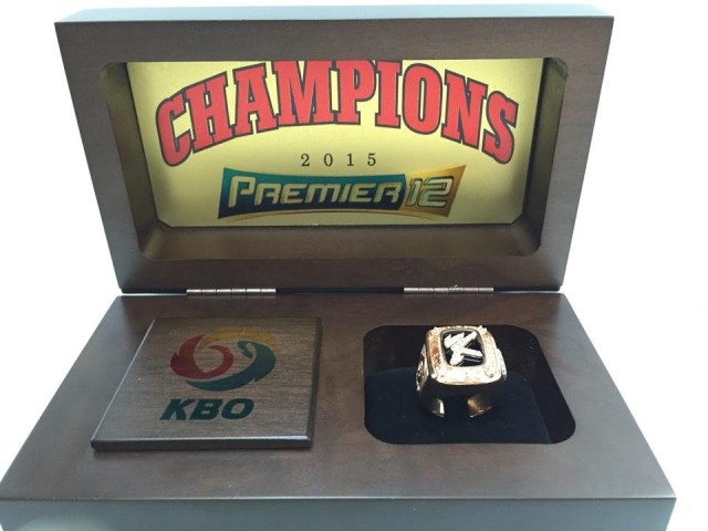 '프리미어 12' 우승 기념 반지 KBO가 13일 WBSC 프리미어 12 초대 챔피언에 오른 대표팀에 우승 반지를 제작해 선물한다고 밝혔다. / KBO 제공
