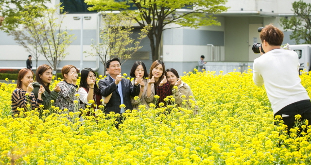LG디스플레이 CEO 한상범 부회장(왼쪽에서 다섯번째)이 구미공장 안의 꽃밭에서 여사원들과 함께 기념 촬영을 하고 있다. /LG디스플레이 제공 