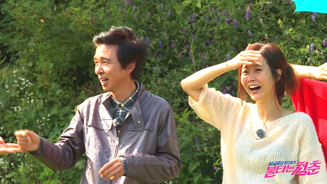 결혼을 앞둔 김국진(왼쪽) 강수지 커플. 두 사람은 SBS 예능 프로그램 '불타는 청춘'으로 인연을 맺어 사랑을 꽃피우게 됐다. /SBS '불타는 청춘' 공식 홈페이지