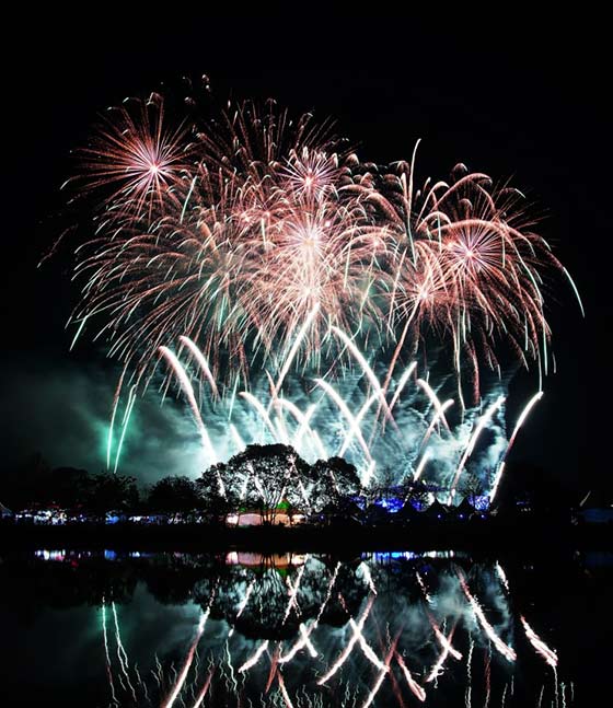 가평 자라섬에서 열리고 있는 불꽃축제의 전경. 한여름 밤의 환상적인 분위기를 경험할 수 있다. /자라섬불꽃축제 홈페이지 