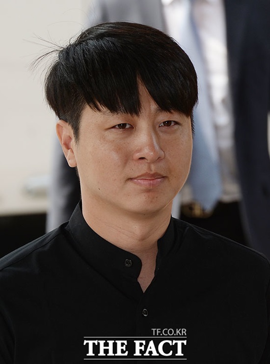 경찰서에 출두한 유상무. 개그맨 유상무가 31일 오전 서울 강남경찰서에 성폭행 혐의 피의자 신분으로 출두했다. /이덕인 기자
