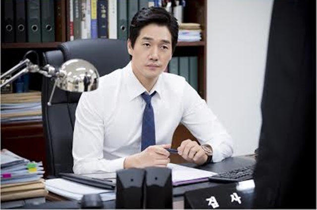 검사로 복귀한 유지태. 12일 오후 8시 25분 방송될 tvN '굿와이프'에서 유지태는 검사로 복귀한다. /tvN 제공