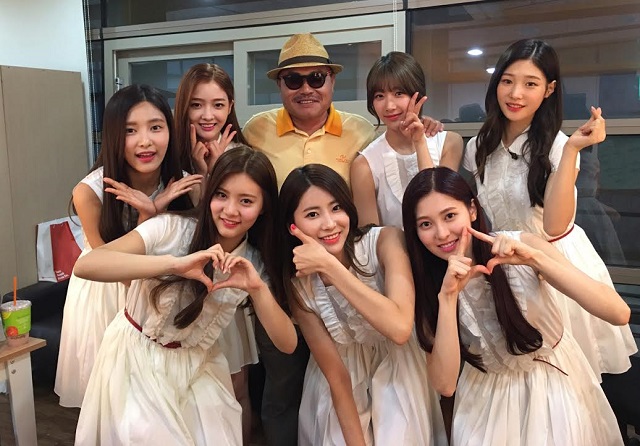 가수 김흥국(윗줄 왼쪽에서 세 번째)을 둘러싸고 있는 걸그룹 다이아. 걸그룹 다이아가 27일 오후 5시 SBS 러브FM '김흥국, 봉만대의 털어야 산다' 보이는 라디오에 출연했다. /엠비케이엔터테인먼트 제공