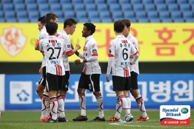 아드리아노 PK 결승골! FC 서울이 13일 광주전에서 페널티킥으로 결승골을 작렬한 아드리아노의 활약에 힘입어 2-1 승리를 거뒀다. / 한국프로축구연맹 제공