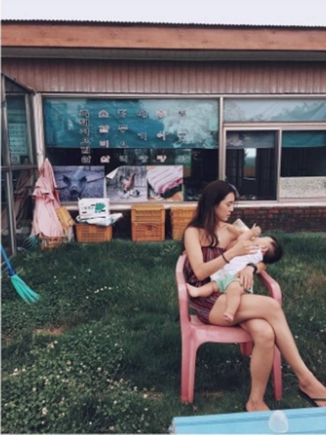 가희 오겹살 먹던 중 모유수유, '아들과 함께있는 모습이 가장 아름답다' 3일 가희는 인스타그램에 아들에게 모유수유하는 모습을 공개했다./가희 인스타그램 캡처