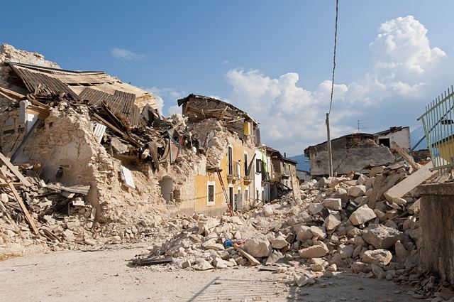멕시코 지진으로 멕시코시티 곳곳의 건물들이 무너져 내려 아수라장이 되었다./pixabay