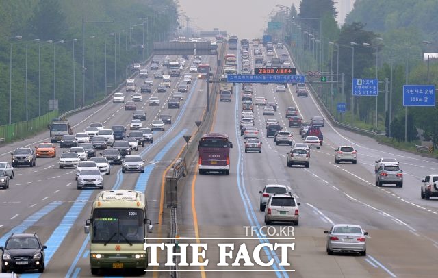 상주~영천 고속도로를 오는 28일 정식 개통한다고 국토교통부가 25일 밝혔다. /더팩트 DB
