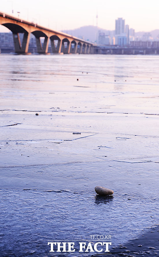 루비콘강·레테의강·요단강에 대한 누리꾼들의 관심이 높다. 사진은 결빙으로 인해 꽁꽁 얼어있는 한강의 모습. /더팩트 DB 