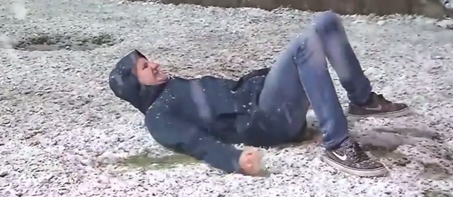 16일(현지시간) 칠레 수도 산티아고에 폭설이 내려 46년 만에 최고 적설량을 기록한 가운데 한 남성이 내리는 눈을 맞으며 장난을 치고 있다. /유튜브 캡처