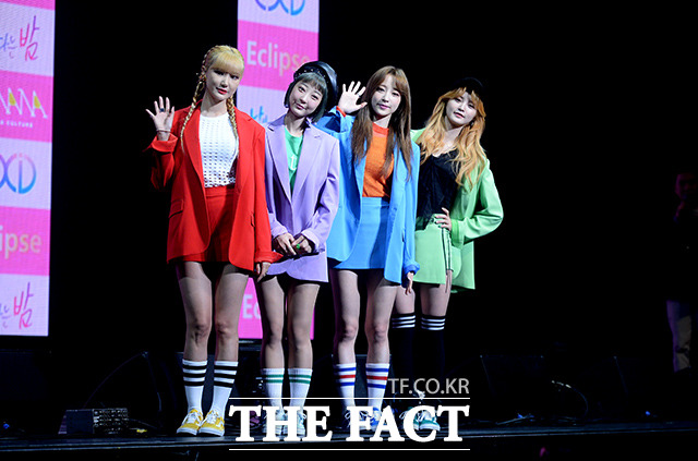 그룹 이엑스아이디 네 멤버가 세 번째 미니앨범 '이클립스' 쇼케이스를 열고 포토타임을 갖고 있다. /임세준 기자