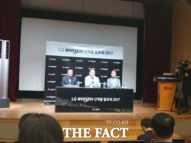 송대현 LG전자 H&A사업본부장(가운데)이 16일 서울 영등포구 LG트윈타워에서 열린 ‘휘센 듀얼 에어컨’ 발표회에 참석, 인공지능과 관련된 기자들의 질문에 답하고 있다. /이성락 기자