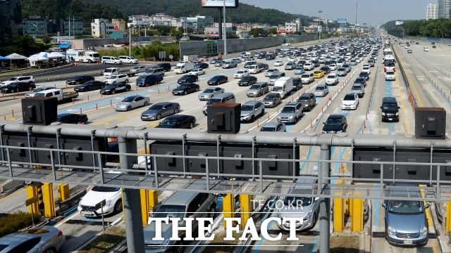 한국도로공사에 따르면 상·하행선을 가리지 않고 정체가 이어지고 있는 가운데 정오 기준으로 부산에서 서울까지 7시간 10분, 서울에서 부산까지는 7시간 40분이 걸린다. /더팩트 DB