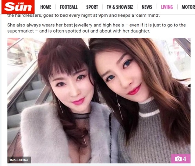 '누가 엄마야?' 동안 미모 50세 여성. 영국 매체 '더 선'은 '마법의 아름다움' 쉬 민(왼쪽)이 중국 언론에 의해 극찬받고 있다고 보도했다. /'더 선' 캡처