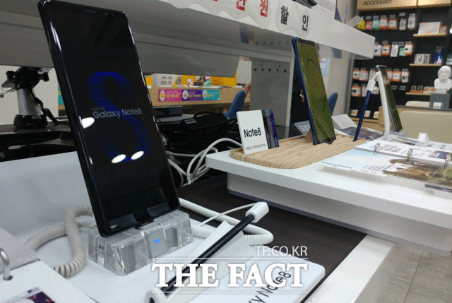 8일 이동통신 업계에 따르면 삼성전자 '갤럭시노트8' 예약 판매가 시작된 7일 총주문량이 39만5000대를 기록했다. /이성락 기자