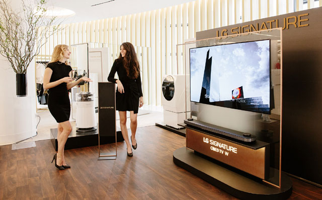 고객들이 미국 뉴욕 맨하탄에 위치한 삭스 피프스 에비뉴 백화점의 'LG 시그니처' 체험존에서 제품을 체험하고 있다. /LG전자 제공