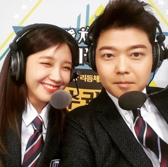 정은지와 전현무. 정은지(왼쪽)와 전현무는 30일 방송된 MBC '설 특집 2017 아육대'의 진행을 맡았다. /전현무 인스타그램