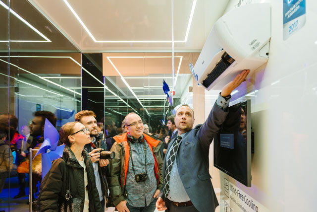 18일(현지시각) 이탈리아 밀라노에서 열린 삼성전자 ‘무풍 에어컨’ 유럽 론칭 행사 참석자들이 ‘무풍 에어컨’을 체험하고 있다. /삼성전자 제공