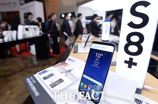 '갤럭시S8' 출시 삼성전자의 프리미엄 스마트폰 신제품 '갤럭시S8'이 21일 이동통신 3사를 통해 정식 출시된다. /남용희 기자