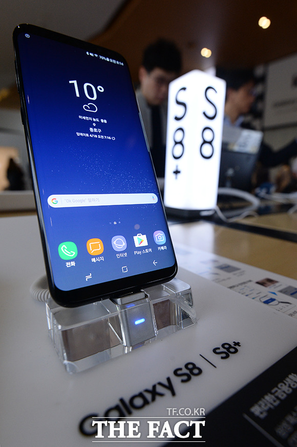 삼성전자는 프리미엄 스마트폰 신제품 '갤럭시S8'이 예약판매량 100만대를 돌파했다고 18일 밝혔다. /남용희 기자