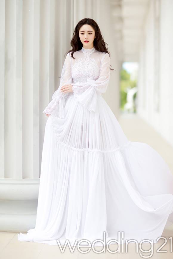 '내가 바로 드레스아'. 홍수아는 로맨틱한 새하얀 레이스 드레스로 유럽 공주님 포스를 풍겼다. /월간 '웨딩21', 로자스포사, 디블루메 제공