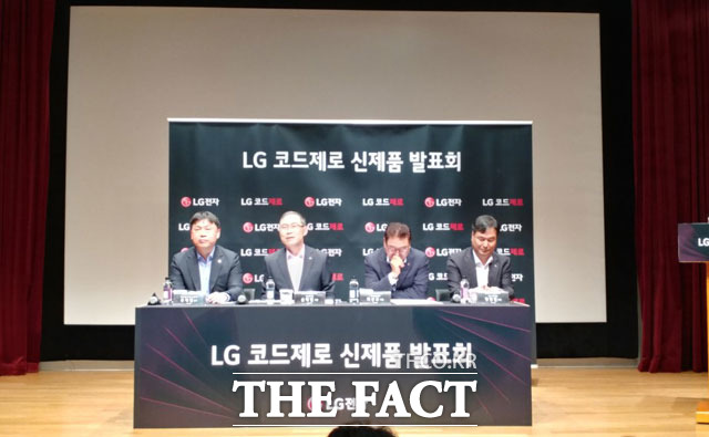 송대현 LG전자 H&A 사업본부장(왼쪽에서 두 번째)과 LG전자 임직원들이 무선청소기 시장 전략과 관련해 질문을 받고 있다. /이성락 기자