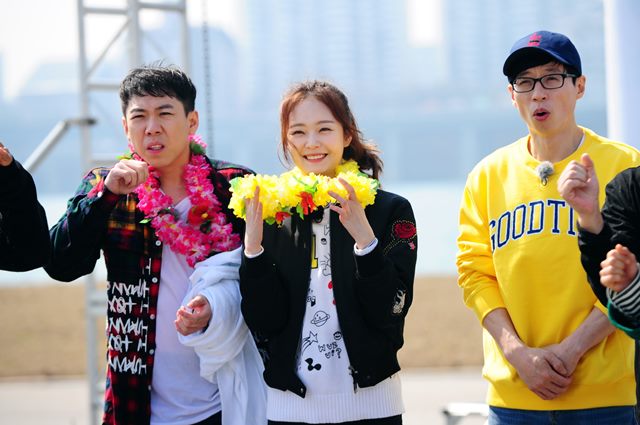 배우 전소민(가운데) 개그맨 양세찬(왼쪽)이 SBS '런닝맨' 새 멤버로 신고식을 진행했다. /SBS 제공