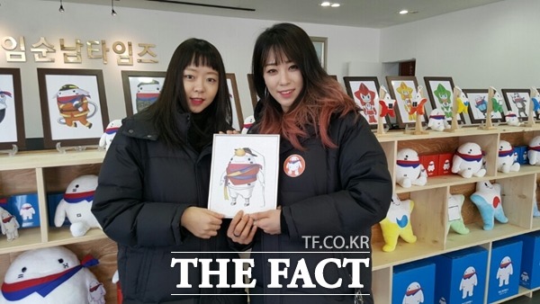 걸그룹 헤이미스가 10일 개관한 전북 남원시 태극기캐릭터전시관에서 캐릭터를 들어보이고 있다.