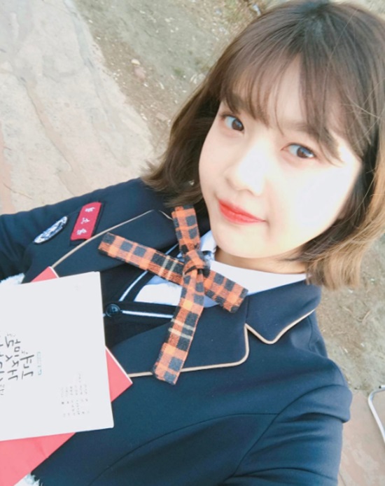 tvN 월화드라마 '그녀는 거짓말을 너무 사랑해'에 출연하고 있는 조이가 1일 레드벨벳 인스타그램에 교복 셀카를 올렸다. /레드벨벳 인스타그램