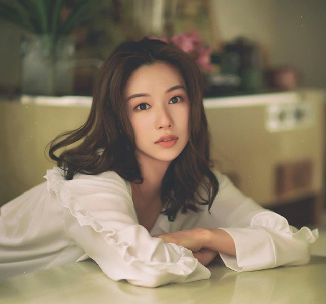 리아킴이 최근 신곡 '내 남자니까'를 발표해 주목을 받고 있다. 유명 싱어송 라이터 김종환의 딸로 가요계 부녀가수로 활동중이다. /킴스뮤직 엔터테인먼트