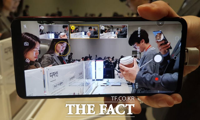 LG전자 직원이 3개의 카메라로 비추는 장면을 한 화면에서 볼 수 있는 '트리플 프리뷰' 기능을 시연하고 있다. /마곡=이성락 기자