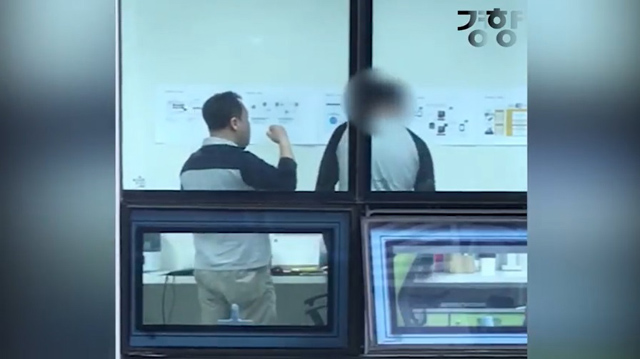 '잊혀질 권리'를 주장했던 송명빈 마커그룹 대표가 직원을 폭행하는 영상이 28일 경향신문을 통해 공개됐다. /경향신문 캡쳐