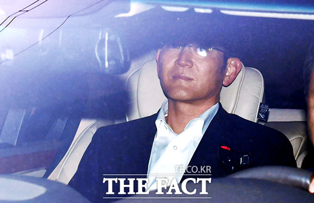 이재용 삼성전자 부회장이 지난 5일 서울구치소에서 나온 뒤 차를 타고 이동하고 있다. /이덕인 기자