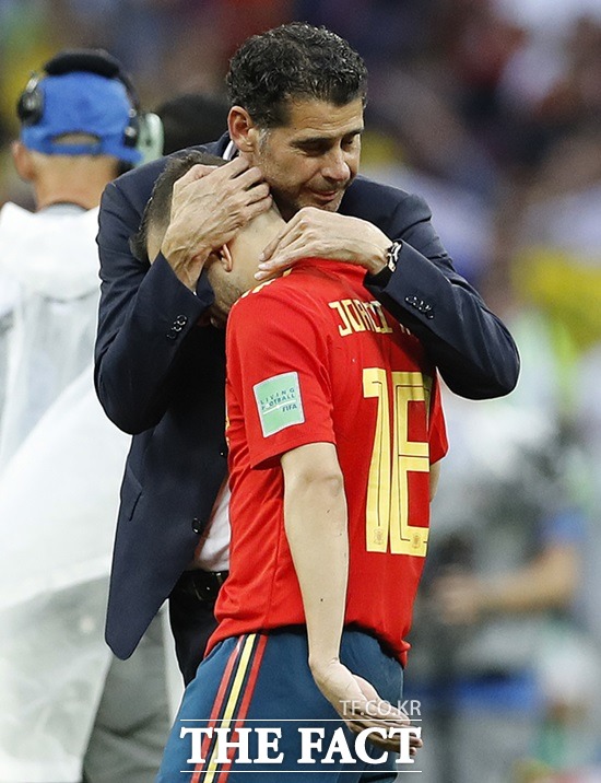 페르난도 이에로(왼쪽) 감독이 2018 러시아 월드컵 16강에서 러시아에 패한 후 조르디 알바를 위로하고 있다. /모스크바(러시아)=뉴시스
