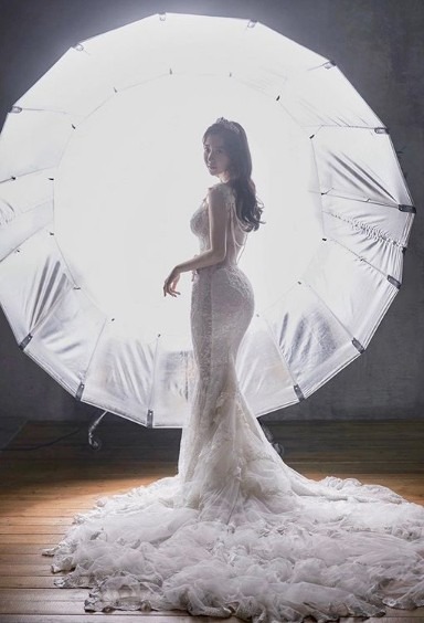 SNS에서 '회사원 모델'로 유명했던 신재은이 결혼 소식을 알렸다. /신재은 인스타그램 캡처