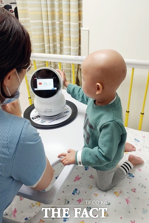 LG전자가 서울대학교병원과 손잡고 차별화된 의료서비스를 선보이기 위해 인공지능 홈로봇 'LG 클로이'를 배치하고 시범서비스를 진행하고 있다. /LG전자 제공