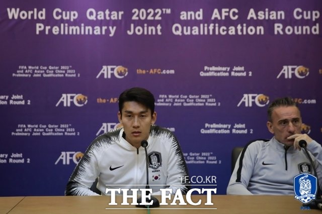 한국의 파울루 벤투 감독(오른쪽)과 이용이 14일 평양에서 공식 기자회견을 하고 있다./대한축구협회 제공
